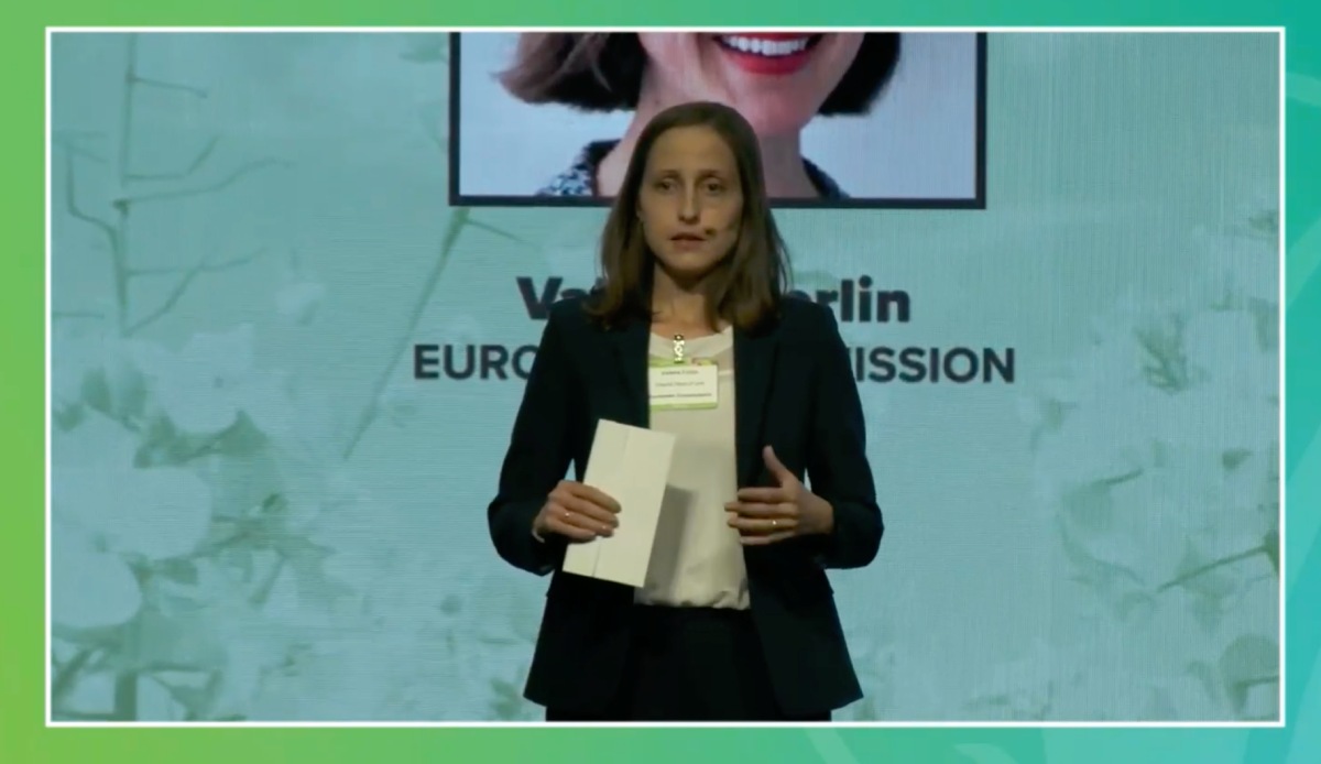 Valeria Forlin, deputy head of Unit del team Land Economy and Carbon Removals all'interno della Direzione Azione Climatica della Commissione Europea sul palco del World Agri-Tech Innovation Summit 2025 di Londra